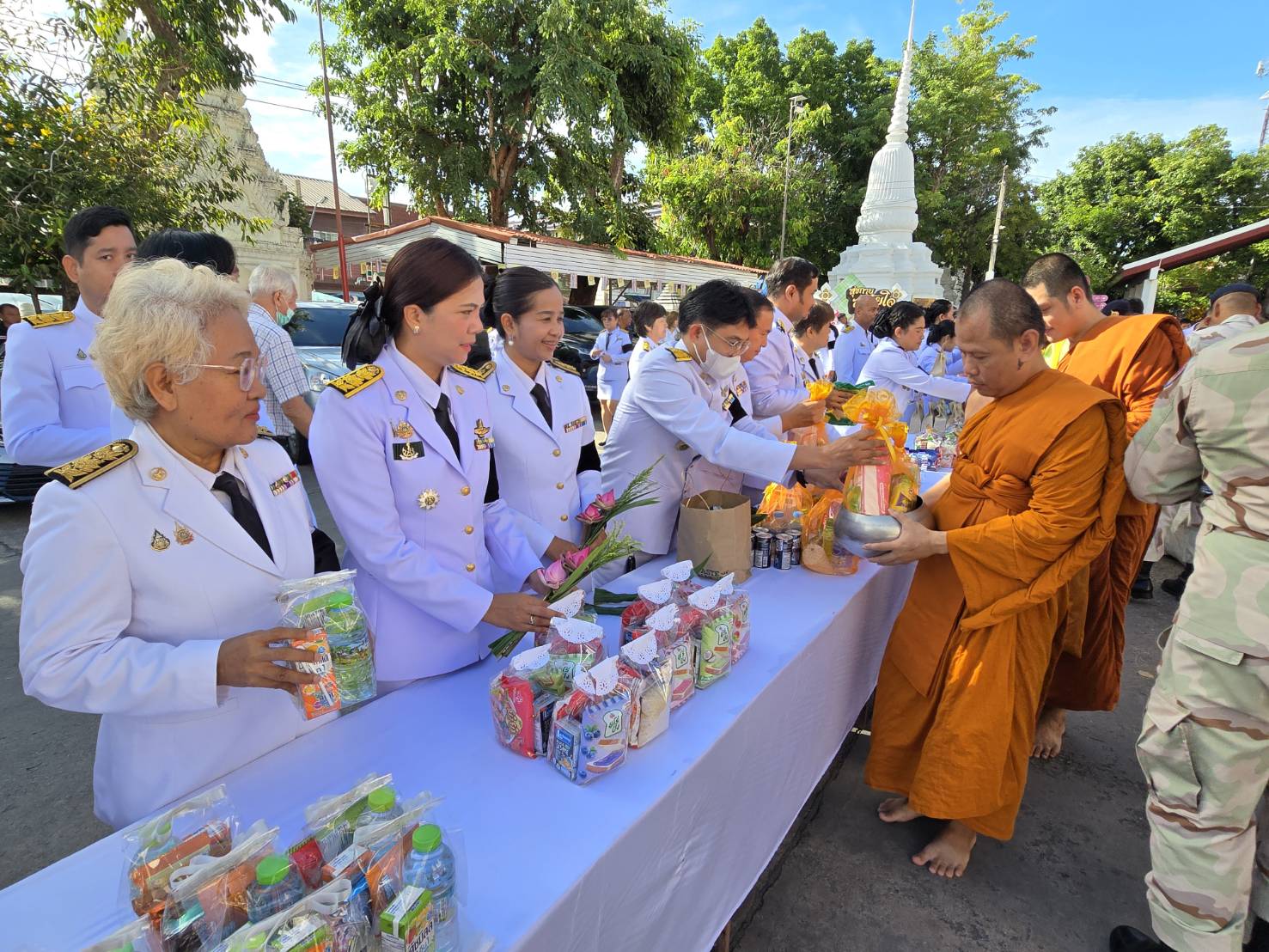 title - ปฏิรูปที่ดินจังหวัดเพชรบุรี พร้อมด้วยเจ้าหน้าที่ส.ป.ก.เพชรบุรี ร่วมพิธีบำเพ็ญกุศลสัตตมวาร (7 วัน) และทำบุญตักบาตร อุทิศถวายพระกุศลแด่ สมเด็จพระเจ้าลูกเธอ เจ้าฟ้าพัชรกิติยาภา นเรนทิราเทพยวดี กรมหลวงราชสาริณีสิริพัชร มหาวัชรราชธิดา